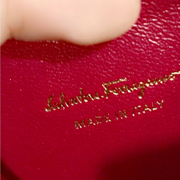 (RARE) Salvatore Ferragamo heart shaped clutch - limited edition - brand new - Picture 5 of 6